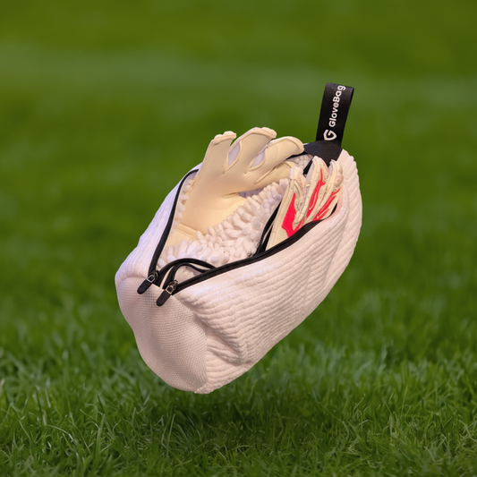 GloveBag Waschbeutel mit Torwarthandschuhen vor einem Rasenplatz