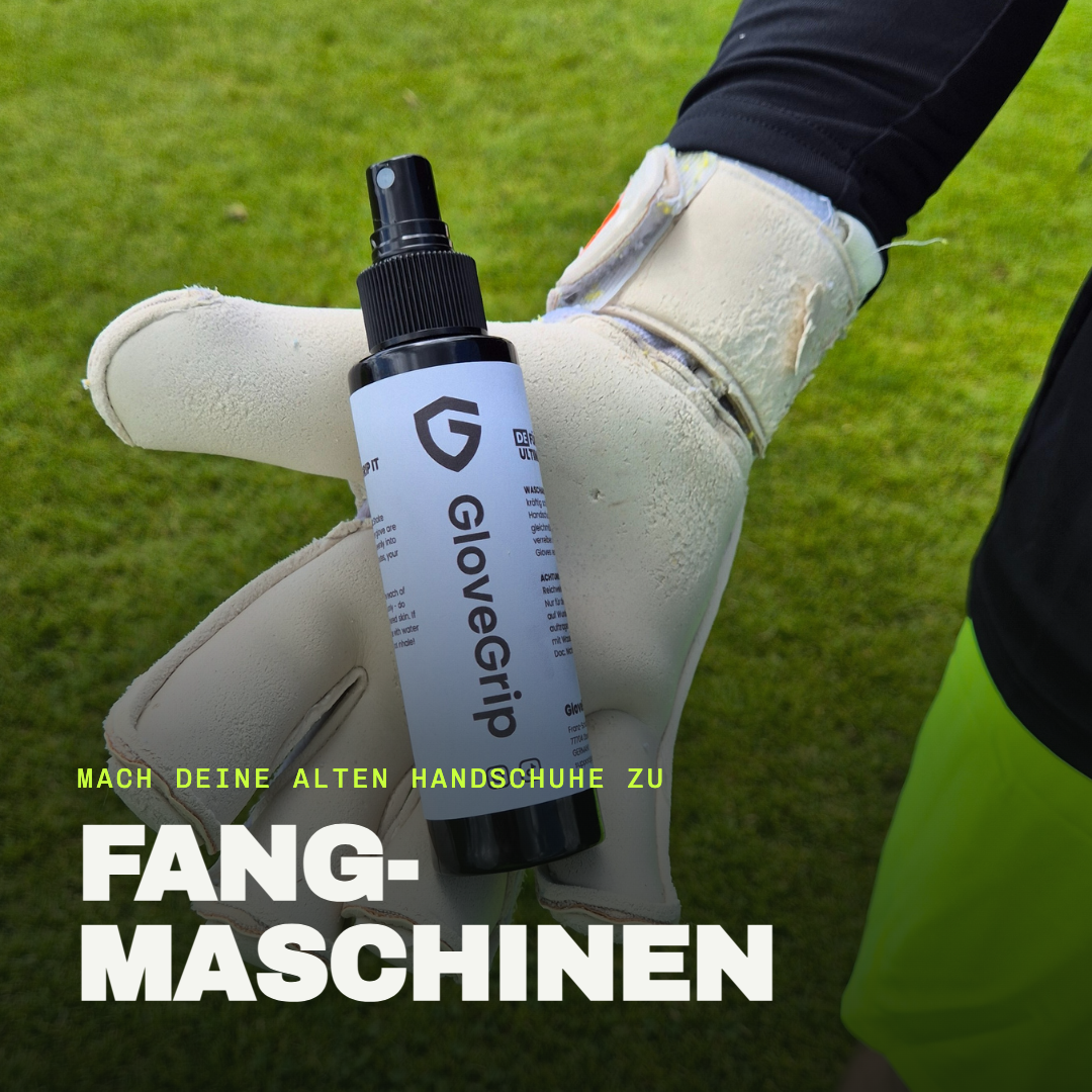 Torwart hält GloveGrip und abgenutzte Handschuhe in der Hand