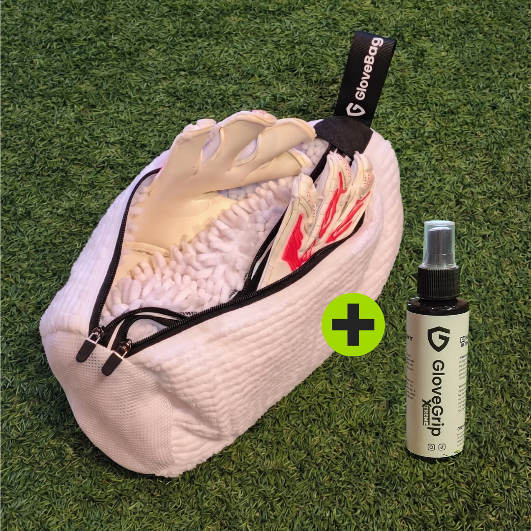 GloveBag mit Torwarthandschuhen und GloveGrip auf Rasen